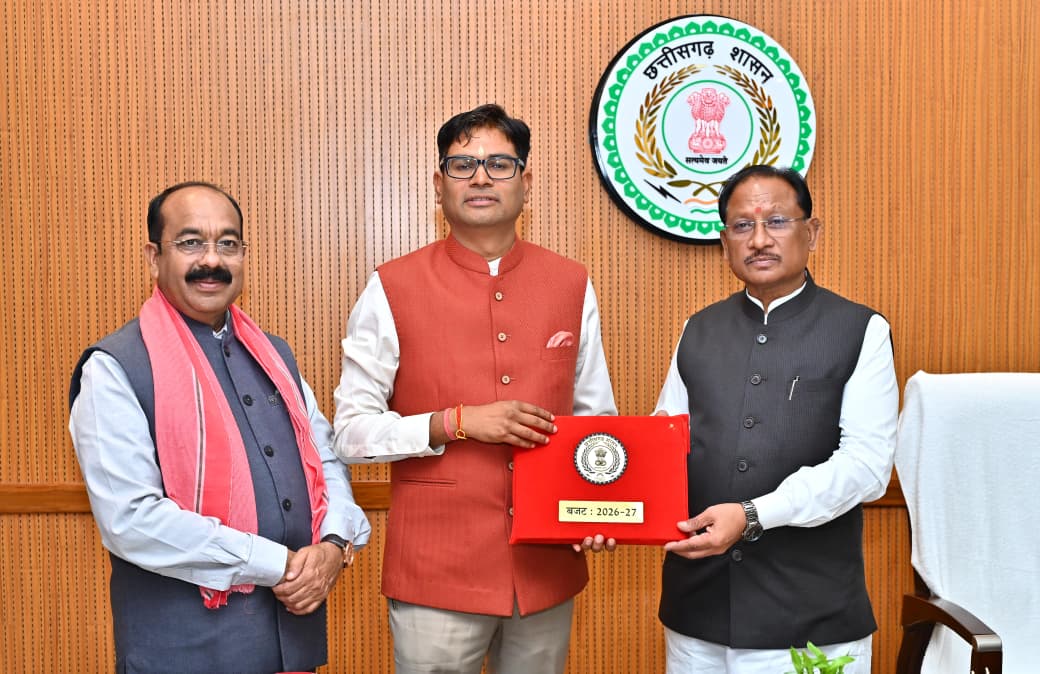 मुख्यमंत्री श्री विष्णु देव साय से आज विधानसभा परिसर स्थित उनके कक्ष में वित्त मंत्री श्री ओपी चौधरी ने वित्तीय वर्ष 2026-27 का बजट प्रस्तुत करने से पूर्व मुलाकात की